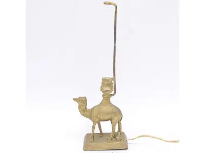 LOTE 149 - LUMINÁRIA EM BRONZE IMAGEM DE CAMELO. ALTURA. 30 CM.$70,00
