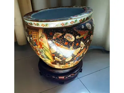 LOTE 140 - RARO VASO DE PORCELANA CHINESA, COM PEANHA, VASO MEDE 36CM DE DIÂMETRO E 40CM DE ALTURA COM A PEANHA. (NO ESTADO)
