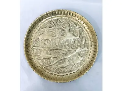 LOTE 143 - MEDALHÃO DE PAREDE EM METAL DOURADO DECORADO EM RELEVO. MED. 32 CM.80,00(NO ESTADO)