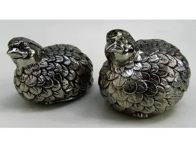 LOTE 124 - PEÇA RARA DE SE ENCONTRAR SALEIRO E PIMENTEIRO IMPORTADO, PERDIZ - GUCCI - ITÁLIA APARENTEMENTE PRATA - COMPRIMENTO 7CM (NO ESTADO)