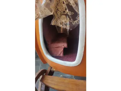 LOTE 056 - ANTIGA E RARA CARRUAGEM, ABÓBORA GRANDE CINDERELA DÉCADA DE 80 EM MADEIRA COM CORTINAS MUITO BEM CONSERVADA (NO ESTADO)