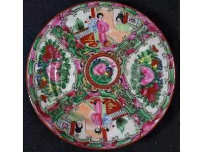 LOTE 123 - LINDÍSSIMO E RARO CONJUNTO CHINES, SÉC XIX PERÍODO " TAO KUANG ", AO GOSTO FAMÍLIA ROSA, SÃO 12 PRATOS PARA BOLO, EM PORCELANA  ESMALTADA A MÃO, PADRÃO MANDARIM. COM SELO VERMELHO. MED 16 CM.(NO ESTADO)