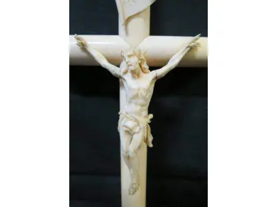 LOTE 147 - RARÍSSIMO CRUCIFIXO ÚNICO NO BRASIL EM MARFIM IMAGEM SACRA IMPORTADO DA EUROPA, ESCULPIDA EM MARFIM, CRUCIFIXO MED:33 X 19 CENTÍMETROS. (NO ESTADO)
