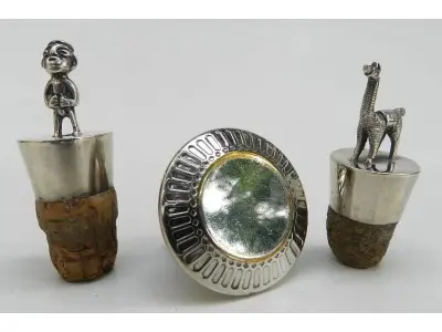 LOTE 108 - TAMPAS DE GARRAFA DE PRATA DE LEI 925, PERU E UMA TAMPA REDONDA DE METAL PRATEADO. (NO ESTADO)