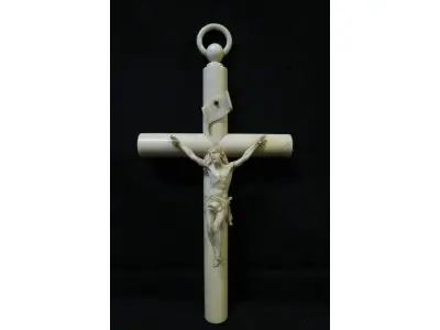 LOTE 147 - RARÍSSIMO CRUCIFIXO ÚNICO NO BRASIL EM MARFIM IMAGEM SACRA IMPORTADO DA EUROPA, ESCULPIDA EM MARFIM, CRUCIFIXO MED:33 X 19 CENTÍMETROS. (NO ESTADO)