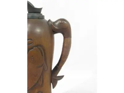 LOTE 218 - GARRAFA TÉRMICA EM MADEIRA, COM 36CM, RARA (NO ESTADO)