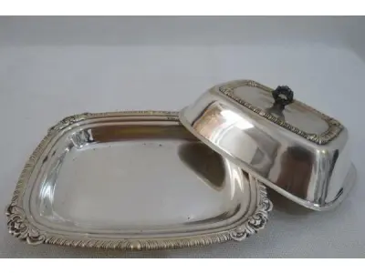LOTE 211 - MANTEIGUEIRA EM METAL ESPESSURADO A PRATAE SINO EM METAL NIQUELADO, 11CM (NO ESTADO)