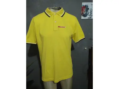 LOTE 234 - CAMISA POLO PRADA AMARELA LISA ORIGINAL TAMANHO MÉDIO (NO ESTADO)