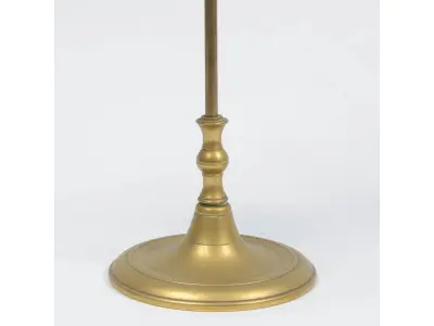 LOTE 294 - RARA LAMPARINA DE MESA EM METAL AMARELO COM PARA VENTO E APAGADOR. ALT 37 CM.(NO ESTADO)