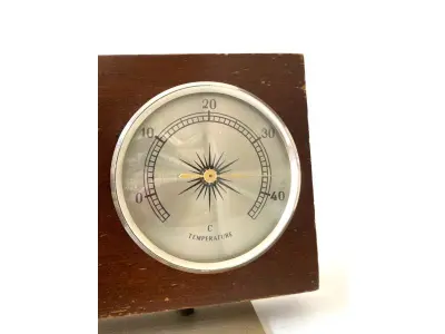 LOTE 238 - ANTIGO BARÔMETRO DE MADEIRA,  12CM ALT. X 28CM LARG. X 6CM COMP. (NO ESTADO)
