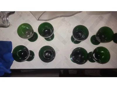 LOTE 335 - BELÍSSIMAS TAÇAS DE PÉ ALTO PARA VINHO, IMPORTADAS EXECUTADAS LOTE COM 11 TAÇAS NA TONALIDADE VERDE ESMERALDA 10 CM X 6,5 CM (NO ESTADO)