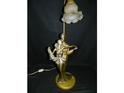 LOTE 288 - LUMINÁRIA EM METAL DOURADO " ALT DA ESCULTURA 43 CM E ALT TOTAL 70 CM (NO ESTADO)