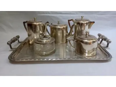 LOTE 331 - JOGO DE CHÁ E CAFÉ EM METAL ESPESSURADO A PRATA, (NO ESTADO)
