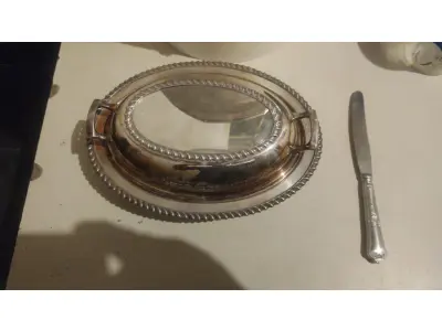 LOTE 326 - LINDA VASILHA ESPESSURADA A PRATA MAIS FAÇA HÉRCULES (NO ESTADO)