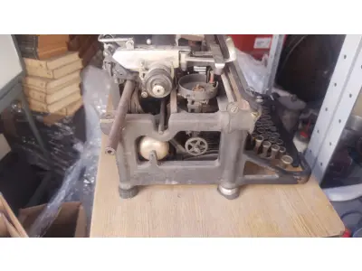 LOTE 369 - MÁQUINA DE ESCREVER ANTIGA DÉCADA DE 70 (NO ESTADO)