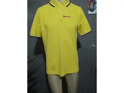 LOTE 234 - CAMISA POLO PRADA AMARELA LISA ORIGINAL TAMANHO MÉDIO (NO ESTADO)