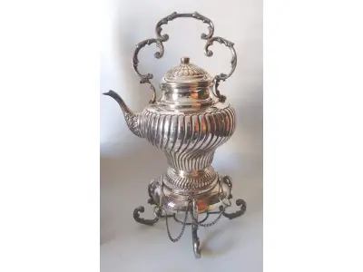 LOTE 183 - SAMOVAR EM METAL ESPESSURADO A PRATA. 25 CM (NO ESTADO)