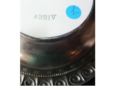 LOTE 302 - LOTE COM DUAS PEÇAS FLOREIRA ESTILO INGLÊS METAL ESPESSURADO  DIÂMETRO DE 10 CM E ALTURA DE 11 CM. CESTA EM METAL PRATEADO NUMERADA NA BASE. ALTURA DE 5,5 CM E DIÂMETRO DE 24 CM. (NO ESTADO)
