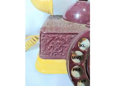 LOTE 340 - ANTIGO TELEFONE DE MESA ITALIANO, DÉCADA DE 30,  EM METAL ESMALTADO, COM GUARNIÇÕES EM RESINA,  24X28 CM. (NO ESTADO)
