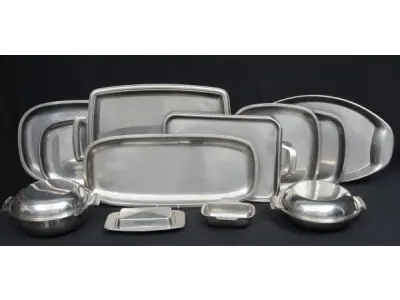 LOTE 297 - SERVIÇO DE MESA COMPLETO COM 14 PEÇAS DE AÇO INOX: 6 BANDEJAS  4 FORMAS REDONDAS; 1 FORMINHA; 2 PRATOS E UMA MANTEIGUEIRA.(NO ESTADO)