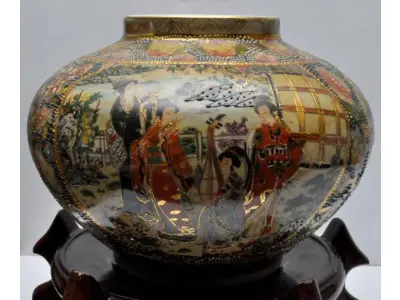 LOTE 284 - RARÍSSIMO VASO IMPORTADO EM FAIANCA CHINESA. ACOMPANHA BASE EM MADEIRA CLARA. ALT DO VASO: 17 CM. ALT DA BASE: 15,5 CM. MARCA NO FUNDO. (NO ESTADO)