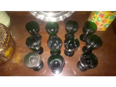 LOTE 335 - BELÍSSIMAS TAÇAS DE PÉ ALTO PARA VINHO, IMPORTADAS EXECUTADAS LOTE COM 11 TAÇAS NA TONALIDADE VERDE ESMERALDA 10 CM X 6,5 CM (NO ESTADO)