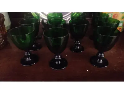 LOTE 335 - BELÍSSIMAS TAÇAS DE PÉ ALTO PARA VINHO, IMPORTADAS EXECUTADAS LOTE COM 11 TAÇAS NA TONALIDADE VERDE ESMERALDA 10 CM X 6,5 CM (NO ESTADO)