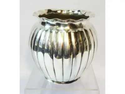 LOTE 302 - LOTE COM DUAS PEÇAS FLOREIRA ESTILO INGLÊS METAL ESPESSURADO  DIÂMETRO DE 10 CM E ALTURA DE 11 CM. CESTA EM METAL PRATEADO NUMERADA NA BASE. ALTURA DE 5,5 CM E DIÂMETRO DE 24 CM. (NO ESTADO)