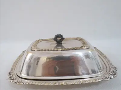 LOTE 211 - MANTEIGUEIRA EM METAL ESPESSURADO A PRATAE SINO EM METAL NIQUELADO, 11CM (NO ESTADO)