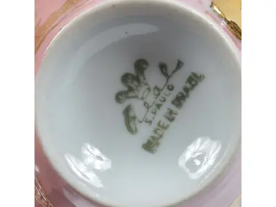 LOTE 207 - 5 PEÇAS EM PORCELANA, FRISOS A OURO, MARCADAS, PEÇAS BRASILEIRAS E JAPONESAS (NO ESTADO)