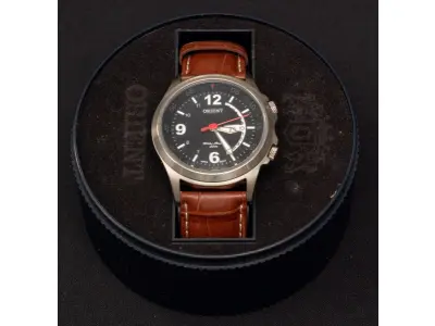 LOTE 299 - RELÓGIO ORIENT, MADE IN JAPAN, WATER RESISTENT 50MT, CAIXA EM AÇO, PULSEIRA EM COURO, FUNCIONANDO (NO ESTADO)