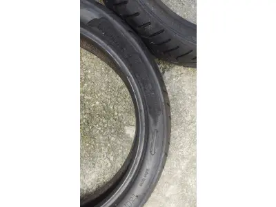 LOTE 367 - DOIS PNEUS DE  MOTO 130/70.17 MC (NO ESTADO)
