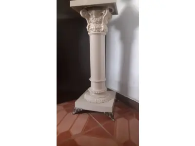 LOTE 244 - COLUNA COM AFORA  DE RESINA E BRONZE - ITALIANA - DÉC 70 - COLUNA MEDE 31 X 31 X 75 CM) ÂNFORA MEDE   24 X 24 X 50 (NO ESTADO)