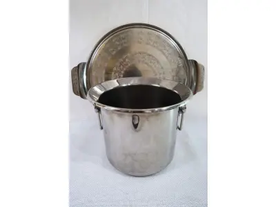 LOTE 260 - DUAS(02) PEÇAS EM METAL AÇO INOX BANDEJA E WINE COOLER  MED. BANDEJA 41 CM DIÂMETRO, WINE COOLER 18 X 23 CM DIÂMETRO.(NO ESTADO)