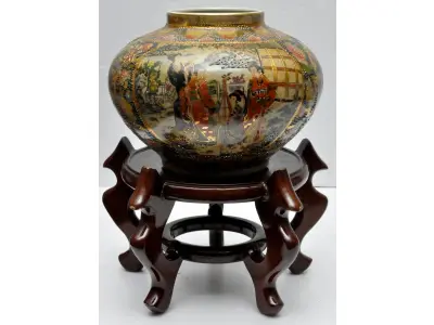 LOTE 284 - RARÍSSIMO VASO IMPORTADO EM FAIANCA CHINESA. ACOMPANHA BASE EM MADEIRA CLARA. ALT DO VASO: 17 CM. ALT DA BASE: 15,5 CM. MARCA NO FUNDO. (NO ESTADO)