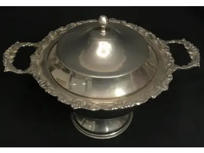 LOTE 289 - GRANDE SOPEIRA ESPESSURADO A PRATA, COM 24 CM ALT. (NO ESTADO)