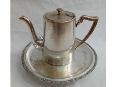 LOTE 333 - BULE  ESPESSURADO A PRATA E UMA SALVA E 1 BULE PARA CAFÉ.(NO ESTADO)