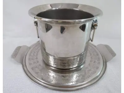 LOTE 260 - DUAS(02) PEÇAS EM METAL AÇO INOX BANDEJA E WINE COOLER  MED. BANDEJA 41 CM DIÂMETRO, WINE COOLER 18 X 23 CM DIÂMETRO.(NO ESTADO)