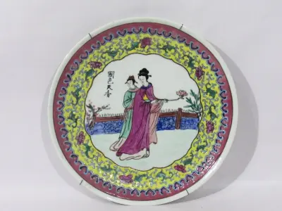 LOTE 219 - PRATO DE DECORAÇÃO IMPORTADO JAPONÊS EM PORCELANA 25 CM DE DIÂMETRO (NO ESTADO)