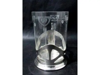 LOTE 290 - DOIS COPOS EM CRISTAL TRANSLÚCIDO COM SUPORTE DE METAL PRATEADO UMA (1) BANDEJA EM FORMATO RETANGULAR CONFECCIONADO EM METAL ESPESSURADO A PRATA 26,4 CM DE COMPRIMENTO (NO ESTADO)