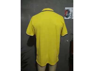 LOTE 234 - CAMISA POLO PRADA AMARELA LISA ORIGINAL TAMANHO MÉDIO (NO ESTADO)