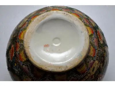 LOTE 284 - RARÍSSIMO VASO IMPORTADO EM FAIANCA CHINESA. ACOMPANHA BASE EM MADEIRA CLARA. ALT DO VASO: 17 CM. ALT DA BASE: 15,5 CM. MARCA NO FUNDO. (NO ESTADO)