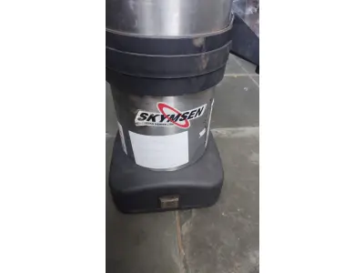 LOTE 360 - ESPREMEDOR DE LARANJA INDUSTRIAL SKYMSEN FUNCIONANDO PERFEITAMENTE SEM OS ACESSÓRIOS (NO ESTADO)