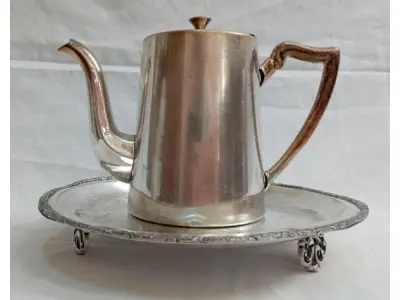 LOTE 333 - BULE  ESPESSURADO A PRATA E UMA SALVA E 1 BULE PARA CAFÉ.(NO ESTADO)