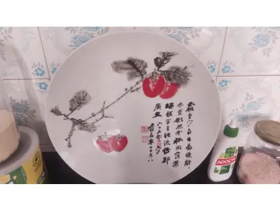 LOTE 337 - PRATO DECORATIVO IMPORTADO DO JAPAO PINTADO A MÃO, DIÂMETRO:31CM. (NO ESTADO)