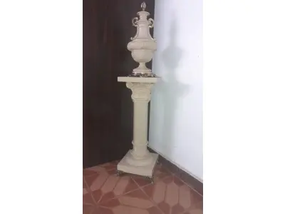 LOTE 244 - COLUNA COM AFORA  DE RESINA E BRONZE - ITALIANA - DÉC 70 - COLUNA MEDE 31 X 31 X 75 CM) ÂNFORA MEDE   24 X 24 X 50 (NO ESTADO)