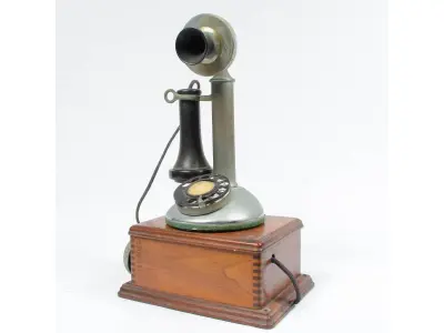 LOTE 296 - RARO  TELEFONE EM METAL E MADEIRA. ANTIGA EMPRESA TELEFÔNICA TELEBRAS.DA  ORION DE  SÃO PAULO C.T.B.ALT 28,5 CM. MEDIDA DA CAIXA, ALTURA 23 CM, COMPRIMENTO 17 CM (NO ESTADO)