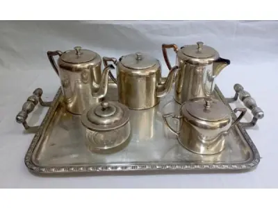 LOTE 331 - JOGO DE CHÁ E CAFÉ EM METAL ESPESSURADO A PRATA, (NO ESTADO)