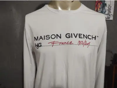 LOTE 233 - CAMISA MANGA LONGA GIVENCHY. TAMANHO MÉDIO. COMPRADA EM PARIS NA FRANÇA E NUNCA NO MERCADO VALE 5 MIL REAIS  USADA. (NO ESTADO)