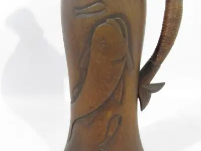 LOTE 218 - GARRAFA TÉRMICA EM MADEIRA, COM 36CM, RARA (NO ESTADO)